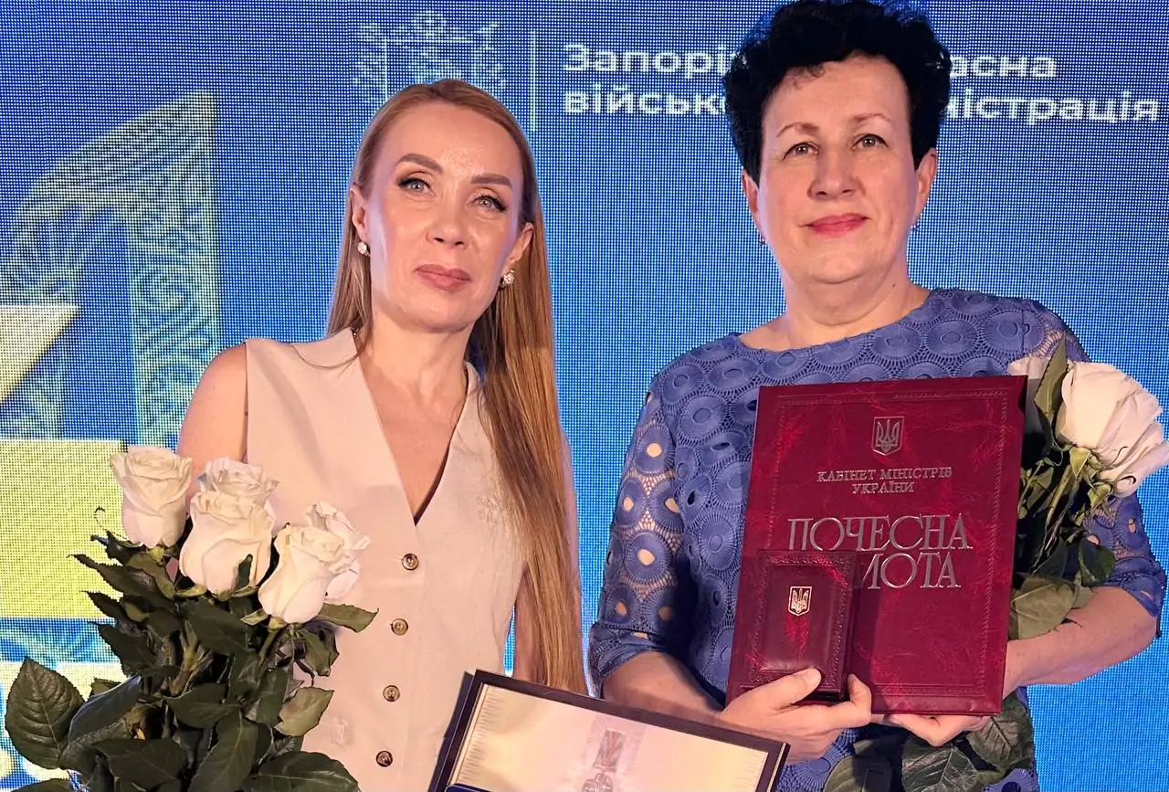 Две специалистки Запорожской областной клинической больницы получили почетные награды: